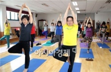 [포토]요가 배우는 노희용 광주시 동구청장