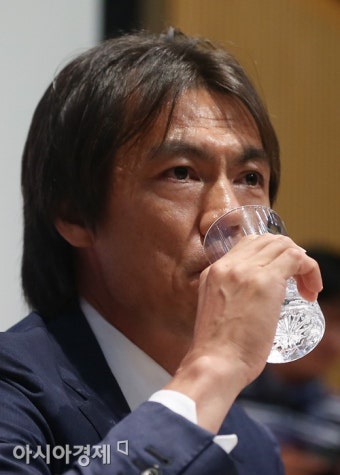 [포토] 물 마시는 홍명보 감독