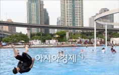 [포토]신나는 물놀이, 야외 수영장 일제히 개장
