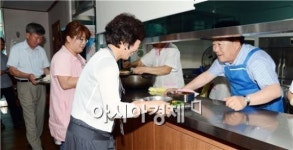 [포토]조충훈 순천시장, 구내식당에서 점심 도우미