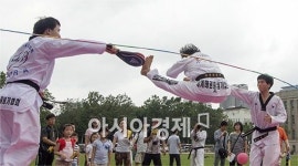 [포토]태권도 리듬 격파 시범