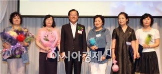 [포토]박준영 전남도지사,모범여성기업인 표창