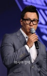 [포토]애국가 제창하는 더원