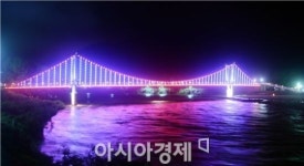 [포토]불밝힌 ‘곡성 섬진강 출렁다리’