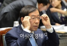 [포토]안경 고쳐쓰는 박원순 서울시장