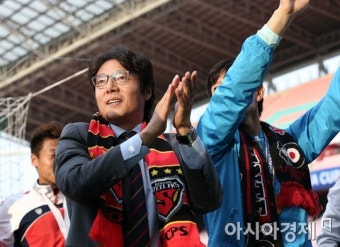 [포토] 황선홍 감독 '원정에서 우승 기쁨'