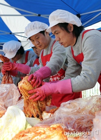 [포토] 김장하는 정몽규 축구협회장과 홍명보 감독