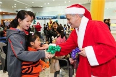 산타로 변신한 한국GM 외국인 사장