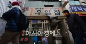 [서울스토리]한물 간 삶 같은 낡은 거리, 삼륜차는 오늘도 달리는데…