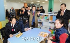 [포토]장덕도서관 둘러보는 강운태 광주시장