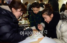 [포토]엄마와 학교 찾은 예비 초등학생