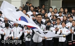 [포토] 단기 흔드는 김재열 소치 올림픽 선수단장