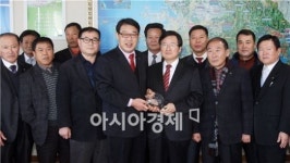 [포토]배용태 전남도 행정부지사,한국지체장애인협회 전남지회로부터 감사패 받아