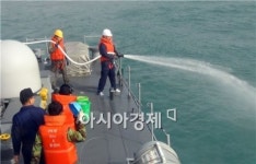 해군 3함대, 여수 앞바다 기름 방제작업 지원 적극 나서