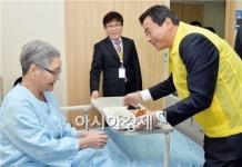 [포토]맛있게 드세요~최영호 남구청장,요양병원 배식봉사