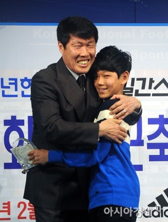 [포토] 차범근 축구대상 이신형군과 포옹 나누는 차범근