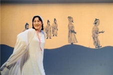 1인32역 김성녀의 150분 모노드라마, 그 황홀한 시간…연극 벽 속의 요정