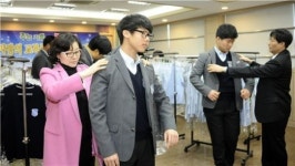 선배님 사랑 담긴 교복 물려입어요