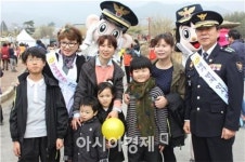 구례경찰, 가수 장미화씨와 산수유축제장에서 안녕하세요 펼쳐
