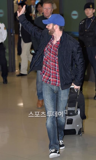 크리스 에반스 입국, '캡틴 아메리카'의 공항 패션은?