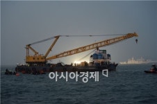 [세월호 침몰]해군 111개 격실 나눠 34~35개 수색 완료