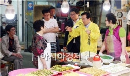 [포토]양동시장에서 상인들과 대화하는 강운태 광주시장 후보