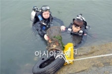 포스코 광양제철소 클린오션 봉사단, 묘도 앞 바다 청소에 나서