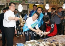 꽃게 구입하는 윤장현 후보와 박지원 의원