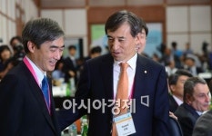 [포토]인사하는 신현송-이주열