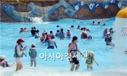 [포토]나주 중흥골드스파 파도풀 즐기는 피서객