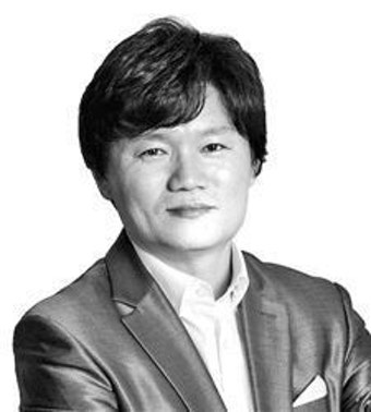 [데스크칼럼] '영광된 조국'은 결코 구호로 오지 않는다
