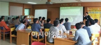 순천초등학교장단, 창원 안골포초교 학교도서관 방문