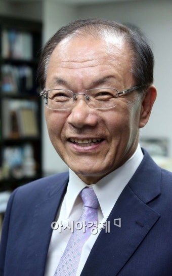 [포토]즐거운 표정 가득한 황우여 내정자