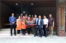 BBQ, 초복맞이 어르신들께 치킨 대접