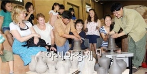 강진청자축제 3일 앞으로...청자물레성형 체험하는 학생들