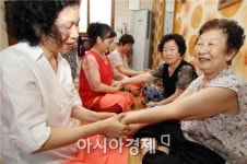 [포토]광주북구 중앙동 주민센터, 어르신 건강마사지