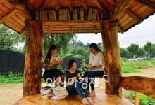 [포토]원두막에서 독서를 즐기는 시민들