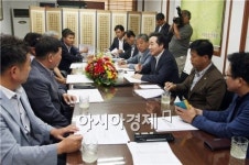 [포토]이낙연 전남지사, 고흥 죽암농장 방문