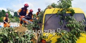 [포토]긴급구조 훈련 선보이는 구조대원들