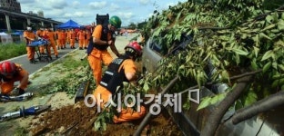 [포토]토사에 갇힌 시민을 구하라!