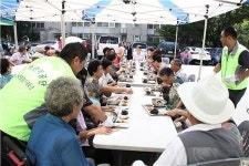주택관리공단, 임대아파트 노인에게 삼계탕 제공