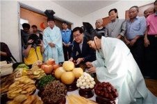 유덕열 동대문구청장, 쪽방촌 주민 위한 추석 합동차례 격려
