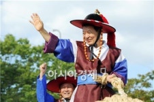 [포토]남구 칠석 고싸움놀이에서 손흔드는 윤장현 광주시장