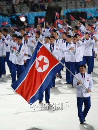 [포토]당당하게 입장하는 북한 선수단