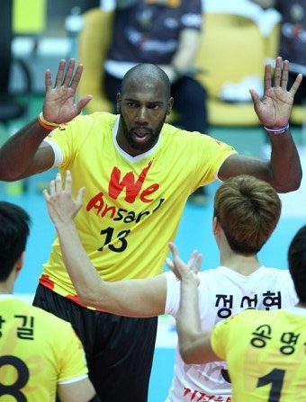 '시몬 42점' OK저축은행, 선두 대한항공에 풀세트 신승