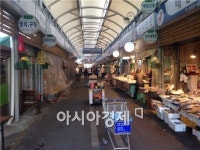 [르포]주말 마트공룡의 부활…전통시장 더 추워졌다