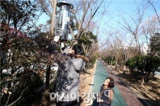 [포토]광주시 동구, 친환경 포충기 설치 및 점검