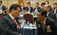 [포토]이야기 나누는 정의화·정덕구