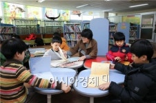 [포토]광주시 동구 계림꿈나무도서관에서 방학을 즐기는 아이들