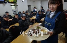 [포토]무료급식 하는 중구청 대학생 아르바이트생들